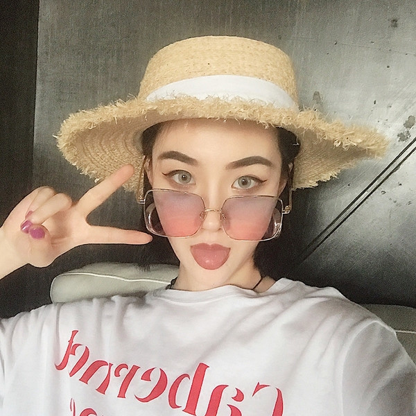 Stilīgas sieviešu brilles ar plānu rāmi kvadrātveida formā