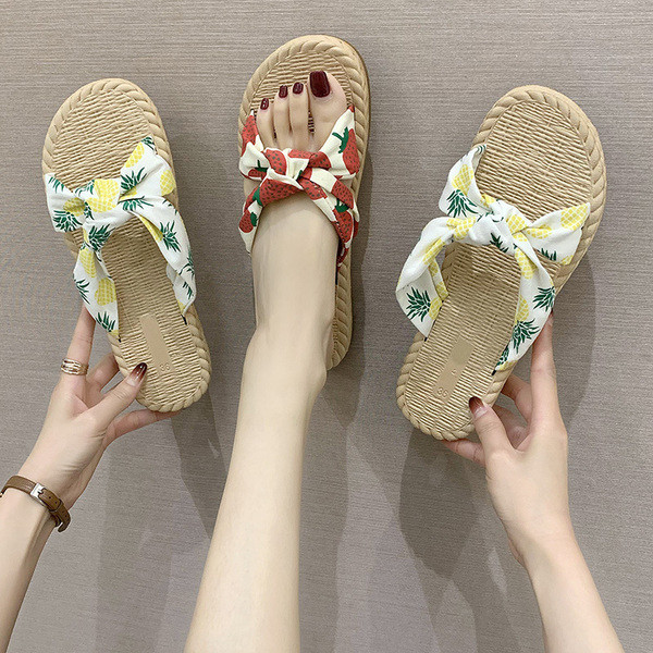 Modernas sieviešu čības ar krāsainu rakstu un plakanu zoli