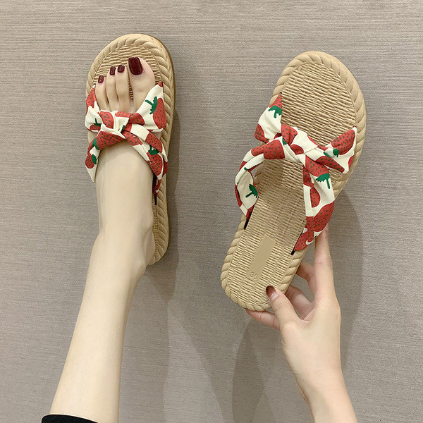 Modernas sieviešu čības ar krāsainu rakstu un plakanu zoli