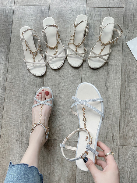 Modernas sieviešu sandales ar plakanām zolēm un metāla ķēdītēm