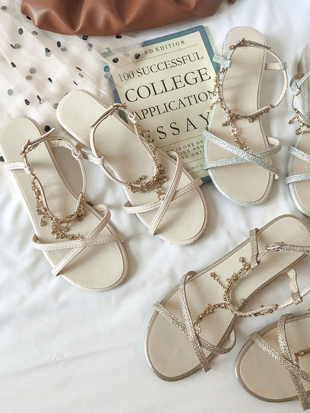 Modernas sieviešu sandales ar plakanām zolēm un metāla ķēdītēm