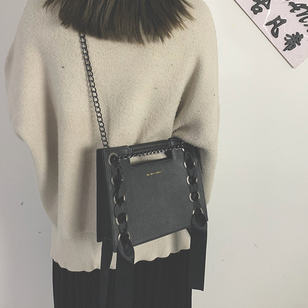 Sieviešu stilīga soma kvadrātveida formā ar dzelzs rokturi