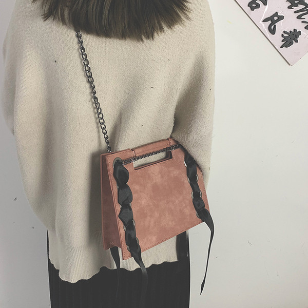 Sieviešu stilīga soma kvadrātveida formā ar dzelzs rokturi