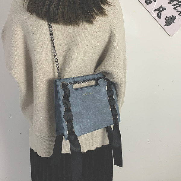 Sieviešu stilīga soma kvadrātveida formā ar dzelzs rokturi