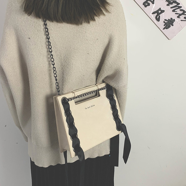 Sieviešu stilīga soma kvadrātveida formā ar dzelzs rokturi