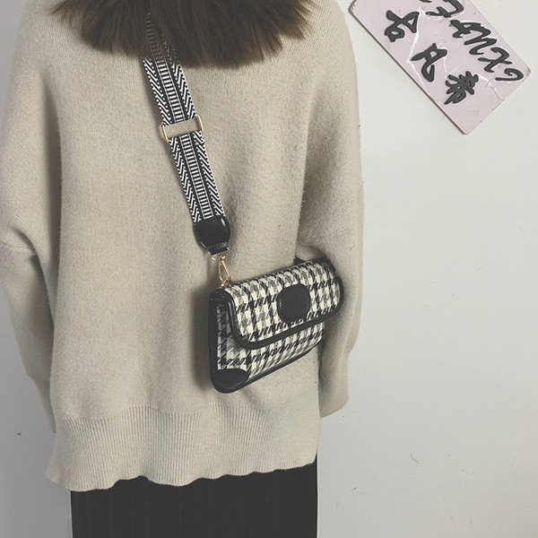 Sieviešu rūtainā soma ar platu rokturi