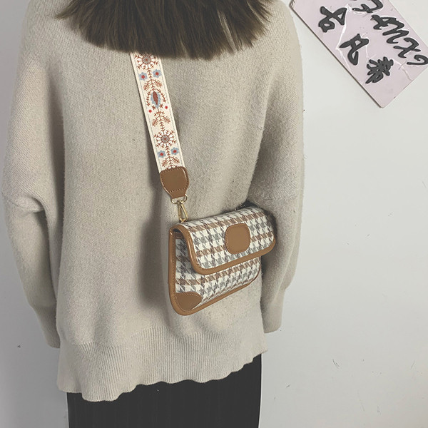 Sieviešu rūtainā soma ar platu rokturi