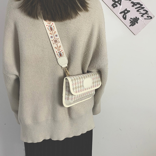 Sieviešu rūtainā soma ar platu rokturi