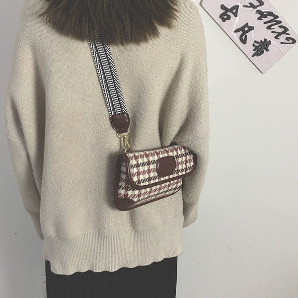 Sieviešu rūtainā soma ar platu rokturi