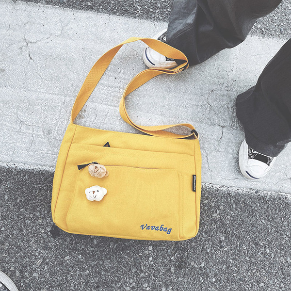 Sieviešu ikdienas soma ar priekšējo kabatu