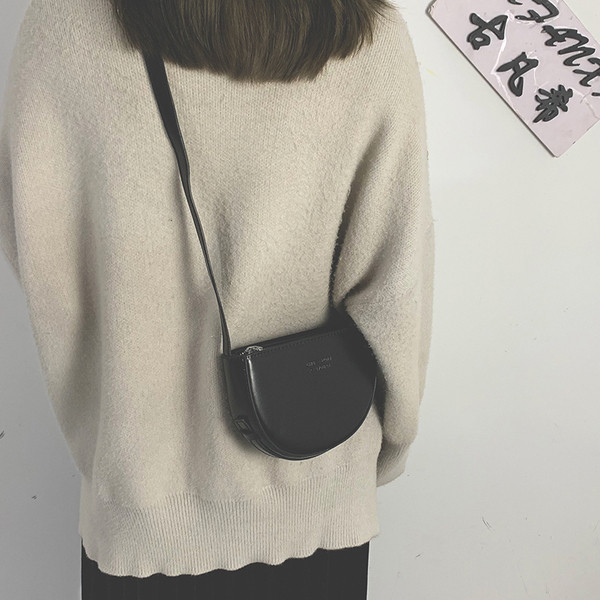 Ādas sieviešu maza soma ar garu rokturi