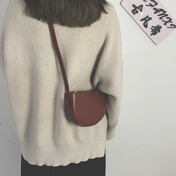 Ādas sieviešu maza soma ar garu rokturi