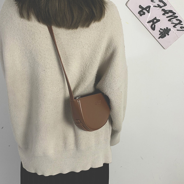 Ādas sieviešu maza soma ar garu rokturi