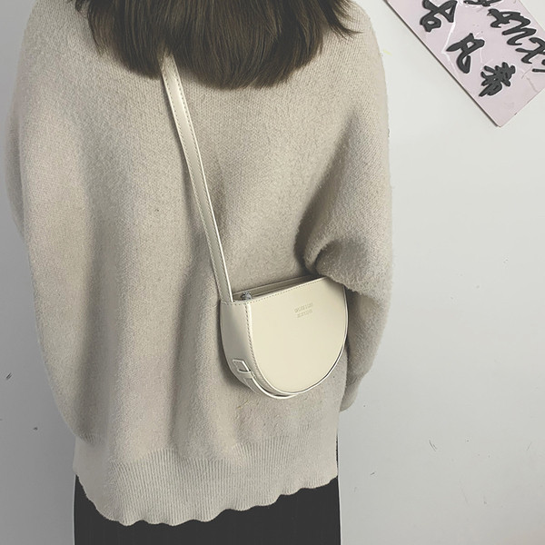 Ādas sieviešu maza soma ar garu rokturi