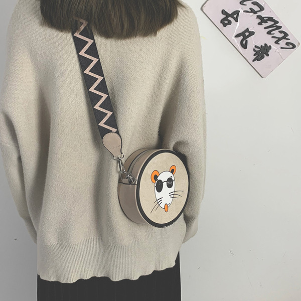 Női bőr táska kerek formájú hímzéssel