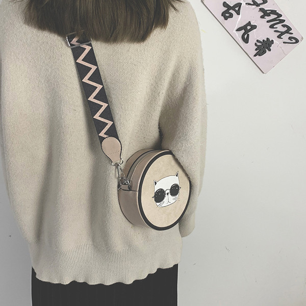 Női bőr táska kerek formájú hímzéssel