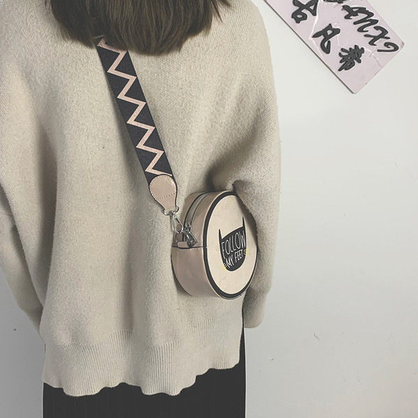 Női bőr táska kerek formájú hímzéssel