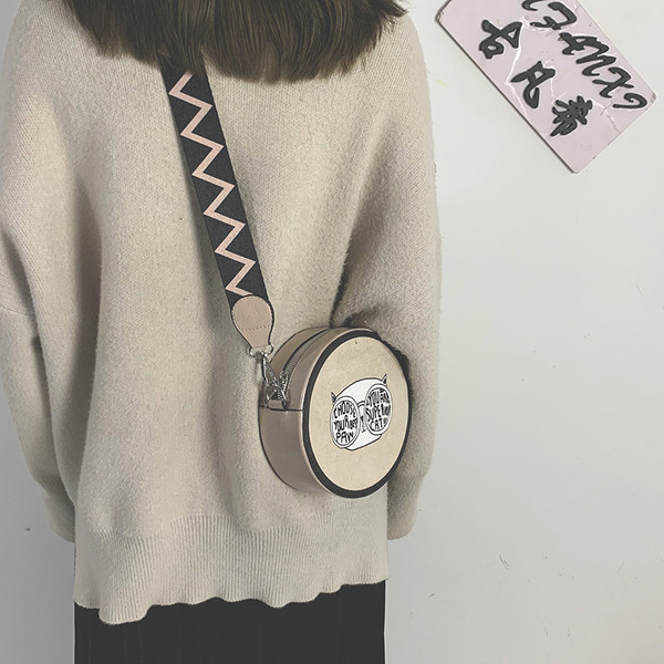 Női bőr táska kerek formájú hímzéssel