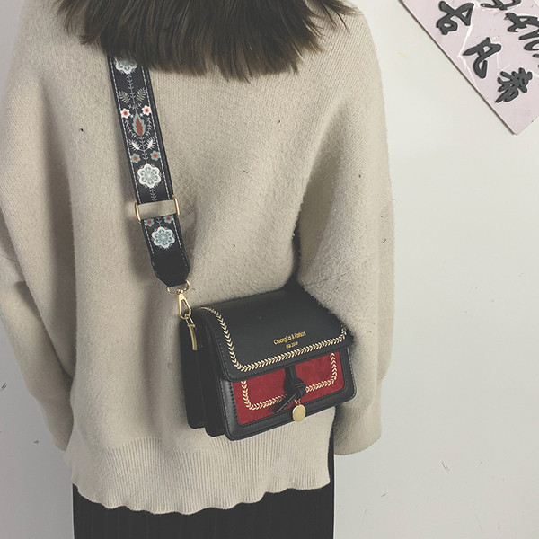 Modern női táska eco bőrből és színes széles fogantyúval