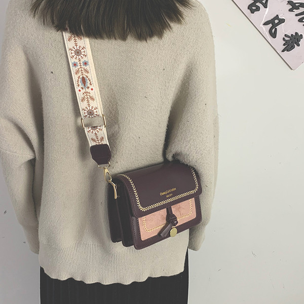 Modern női táska eco bőrből és színes széles fogantyúval