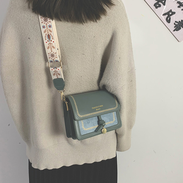 Modern női táska eco bőrből és színes széles fogantyúval