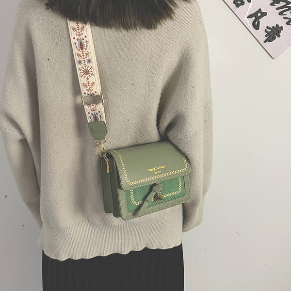 Modern női táska eco bőrből és színes széles fogantyúval