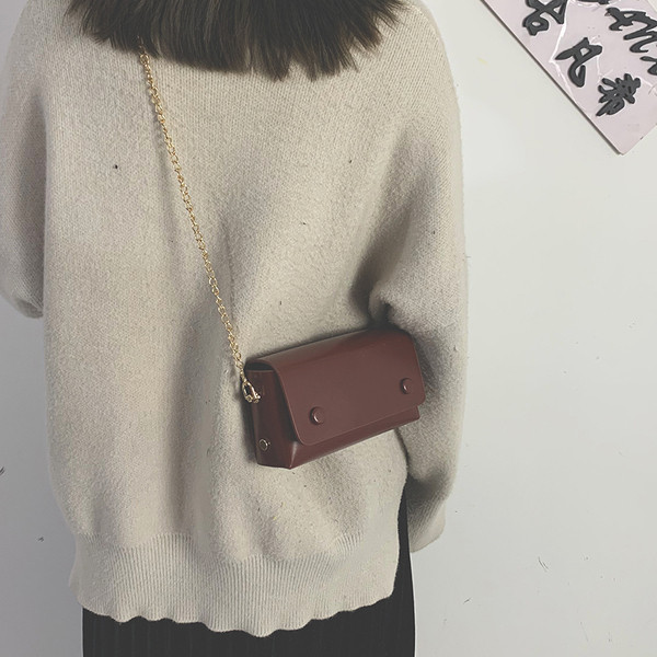 Sieviešu ādas soma ar garu metāla rokturi