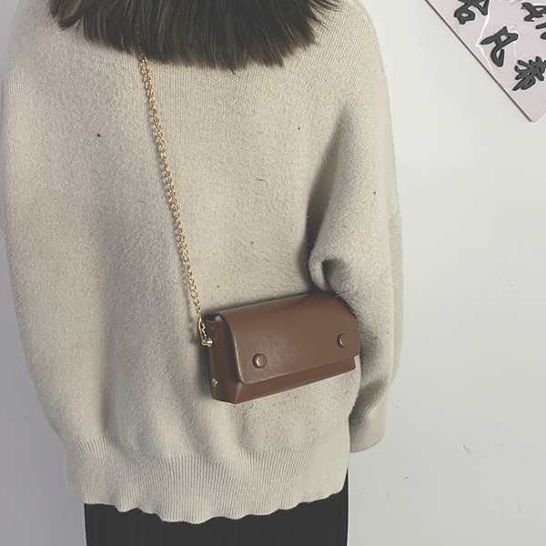 Sieviešu ādas soma ar garu metāla rokturi