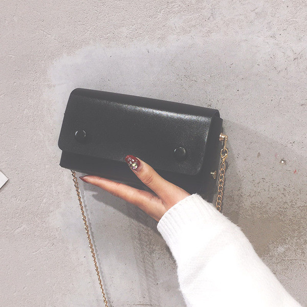 Sieviešu ādas soma ar garu metāla rokturi