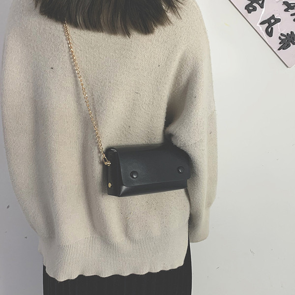 Sieviešu ādas soma ar garu metāla rokturi