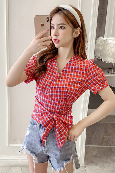 Rūtains sieviešu krekls ar saitēm un špica kakla izgriezumu