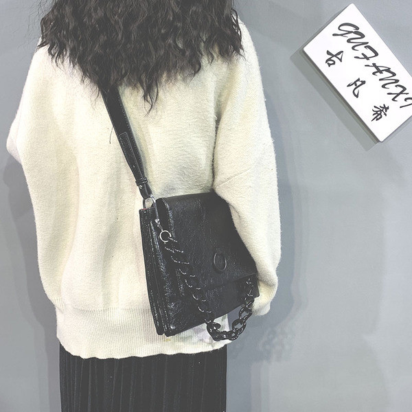 Elegantna ženska torba od eko kože kvadratnog oblika i kratke metalne ručke