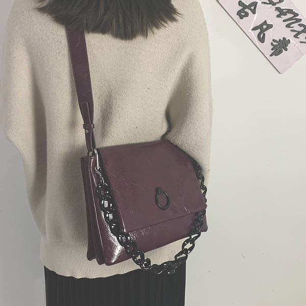 Elegantna ženska torba od eko kože kvadratnog oblika i kratke metalne ručke