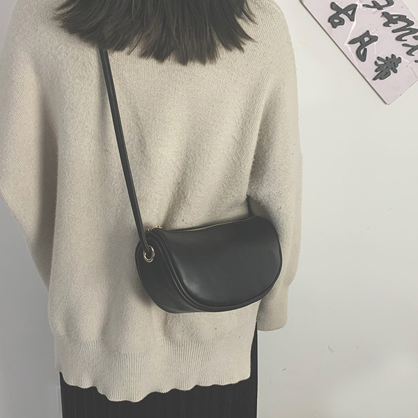 Ādas sieviešu maza soma ar garu rokturi