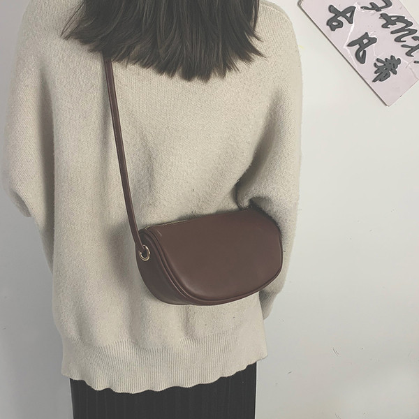 Ādas sieviešu maza soma ar garu rokturi