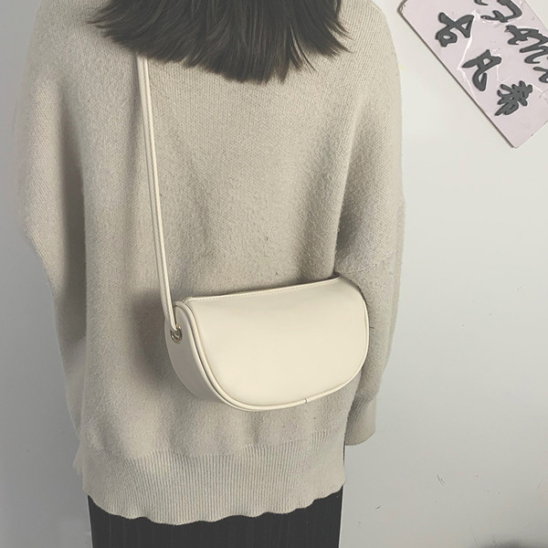 Ādas sieviešu maza soma ar garu rokturi