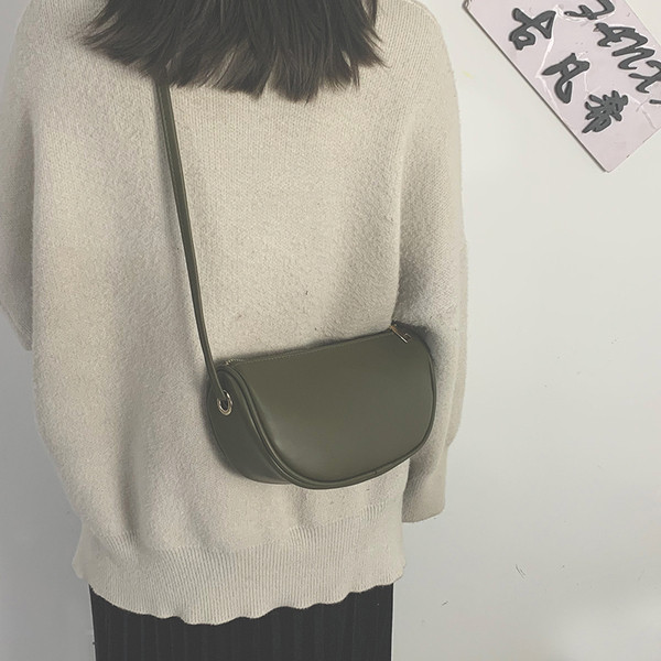 Ādas sieviešu maza soma ar garu rokturi