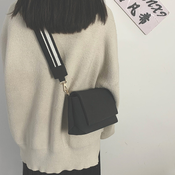 Sieviešu moderna soma ar platu garu rokturi