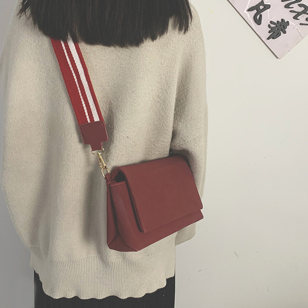 Sieviešu moderna soma ar platu garu rokturi