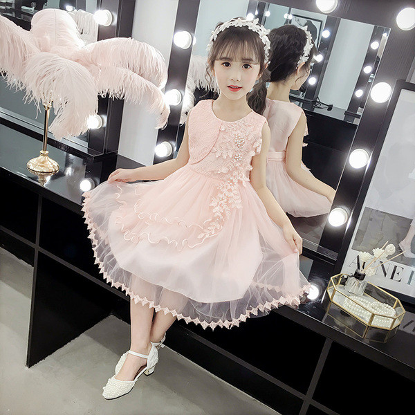 Bērnu kleita ar mežģīņu elementiem un tillu