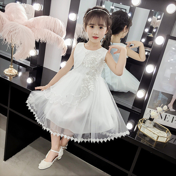 Bērnu kleita ar mežģīņu elementiem un tillu