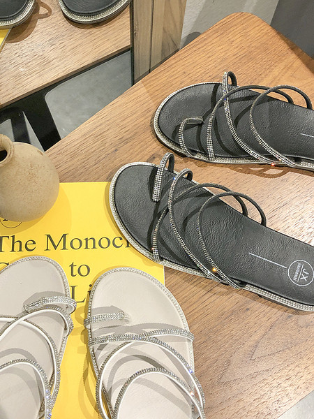 Ikdienas sieviešu čības ar plānām lencēm un akmeņiem