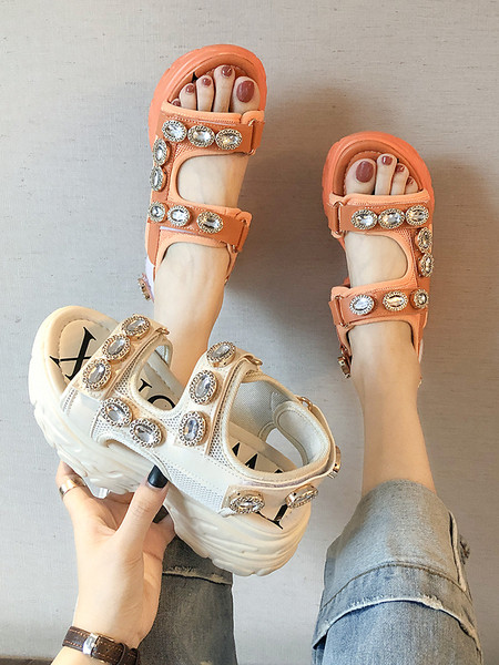 Aktuālās sieviešu sandales ar raupju zoli un akmeņiem