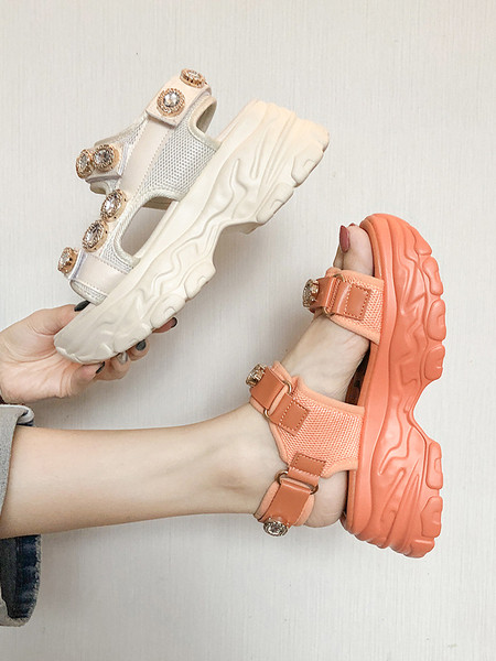 Aktuālās sieviešu sandales ar raupju zoli un akmeņiem