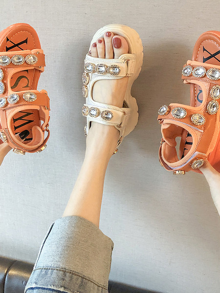 Aktuālās sieviešu sandales ar raupju zoli un akmeņiem