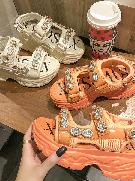 Aktuālās sieviešu sandales ar raupju zoli un akmeņiem