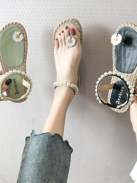 Modern női szandál gyöngyökkel és fém virággal