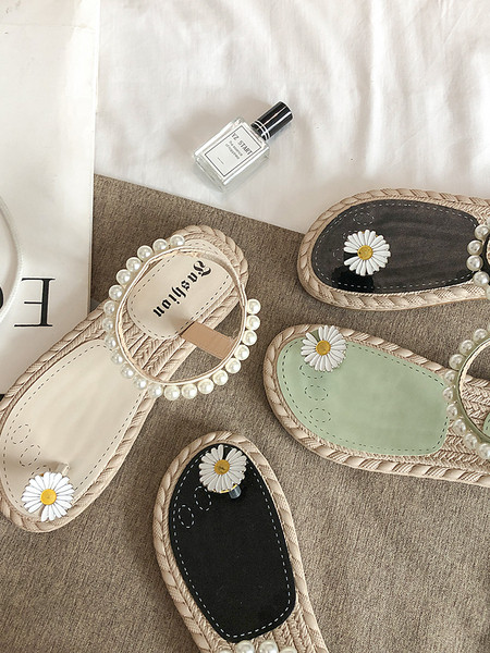 Modern női szandál gyöngyökkel és fém virággal