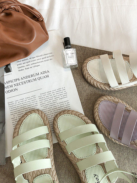 Műbőrből készült alkalmi női szandál lapos talppal és csattal