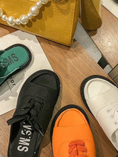 Sieviešu tekstila čības ar plakanu zoli un mežģīnēm